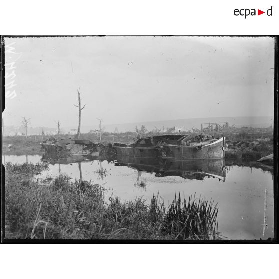 Bras-sur-Meuse, péniches détruites. [légende d'origine]