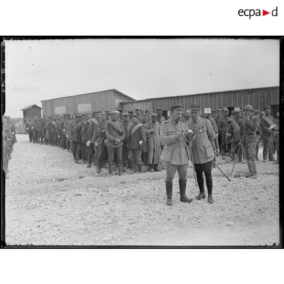 Souilly, parc des prisonniers allemands après l'offensive de la fin août, la corvée de pain. [légende d'origine]