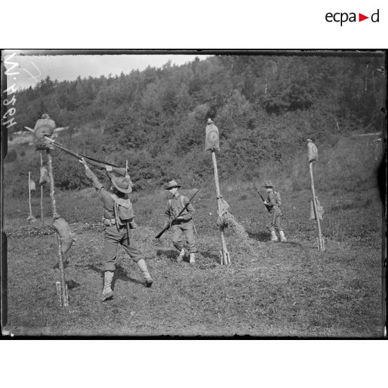 Près de Naix, camp Franklin, instruction des contingents américains. Exercice à la baïonnette. [légende d'origine]