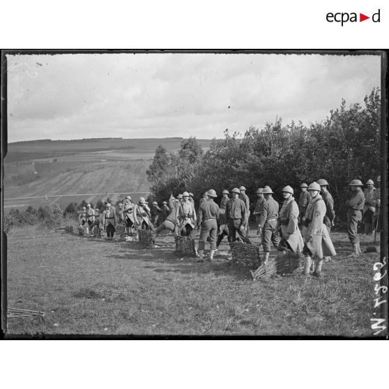 Près de Naix, camp Franklin, instruction des contingents américains. Exercice à la grenade. [légende d'origine]