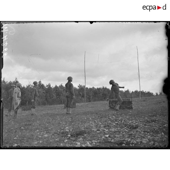 Près de Naix, camp Franklin, instruction des contingents américains. Exercice à la grenade. [légende d'origine]