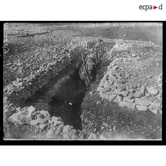 Près de Naix, camp Franklin, instruction des contingents américains. Progression par les boyaux. [légende d'origine]