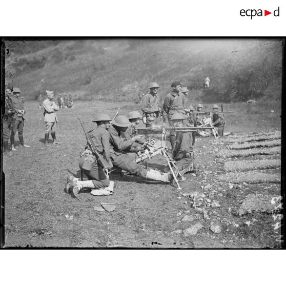 Près de Naix, camp Franklin, instruction des contingents américains. Exercices des contingents américains avec tirs réels. [légende d'origine]