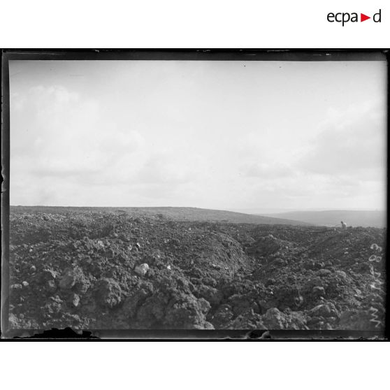 Le sommet de la cote 304, vu du plateau de Pommérieux. [légende d'origine]