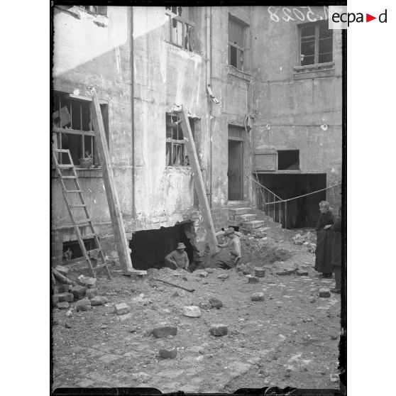 Paris, bombardement par canon du 11 avril 1918, rue de la Duée (cité Pelleport). [légende d'origine]