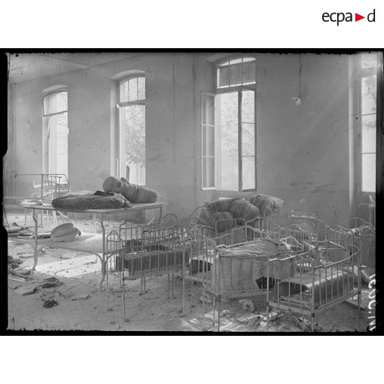 Une crèche bombardée hôpital Baudeloque, salle Baudeloque, 125 boulevard de Port-Royal. [légende d'origine]