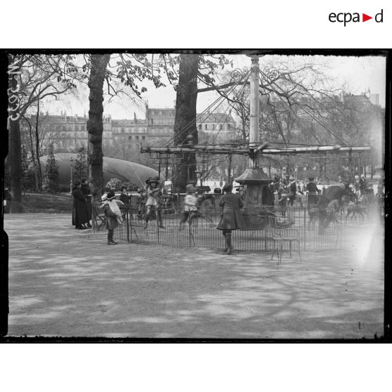 Paris, protection contre avions. Aux Champs Elysées, une "saucisse" près du manège de chevaux de bois. [légende d'origine]