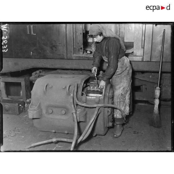 Paris, usine du métropolitain, rue des Maraîchers. Travail des femmes. [légende d'origine]