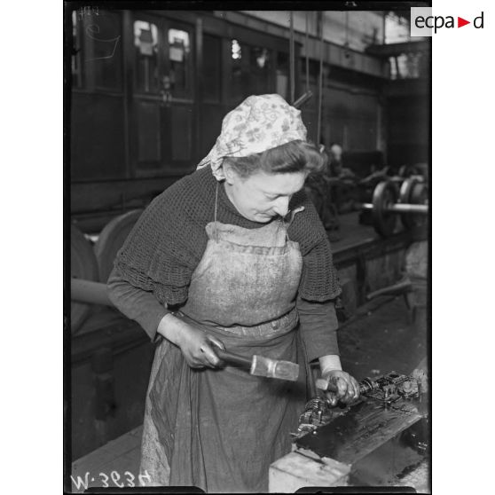 Paris, usine du métropolitain, rue des Maraîchers. Travail des femmes. [légende d'origine]