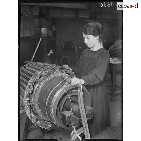 Paris, usine du métropolitain, rue des Maraîchers. Travail des femmes. [légende d'origine]