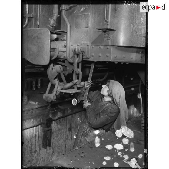 Paris, usine du métropolitain, rue des Maraîchers. Travail des femmes. [légende d'origine]