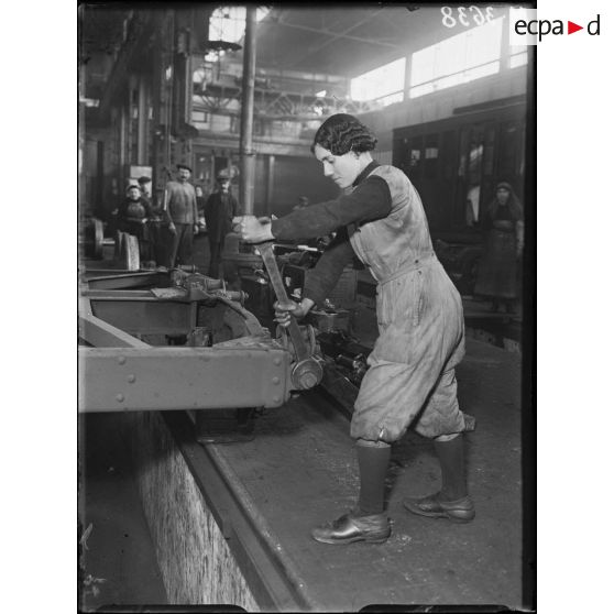 Paris, usine du métropolitain, rue des Maraîchers. Travail des femmes. [légende d'origine]