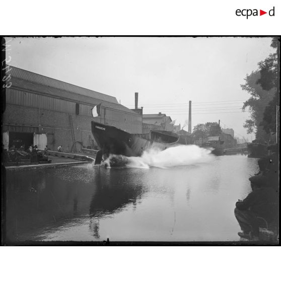 Paris, 22 rue des Ardennes, aux chantiers Niclausse, lancement du parouilleur "Farouche". La mise à l'eau. [légende d'origine]