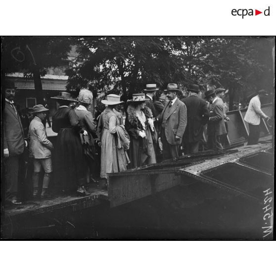 Paris, 22 rue des Ardennes, aux chantiers Niclausse, lancement du parouilleur "Farouche". La visite du patrouilleur. [légende d'origine]