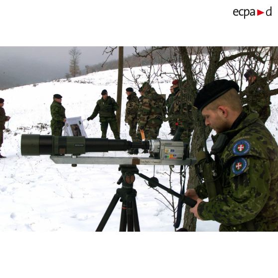 Un militaire à la caméra numérique devant le général Wester présentant la carte de la zone du bataillon danois.