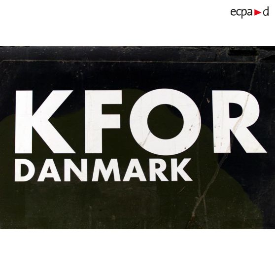 Gros plan sur l'inscription "KFOR Danemark".