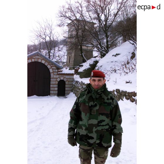 Portrait d'un colonel des troupes aéroportées devant l'entrée du monastère de Sokolica.