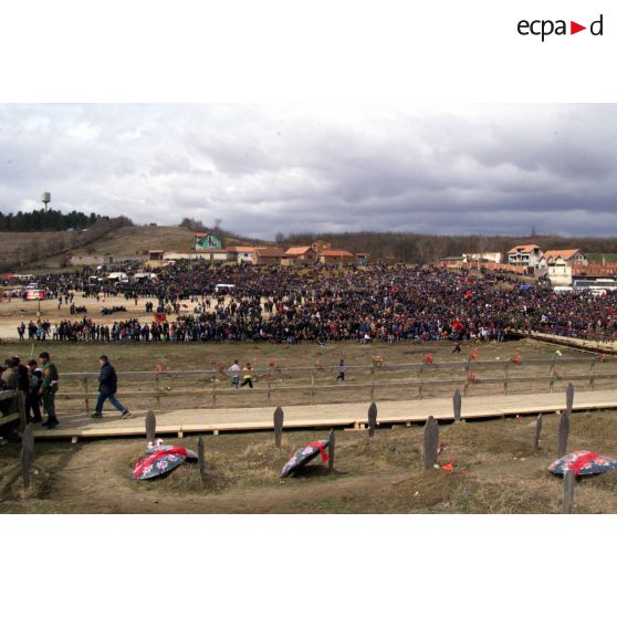 Vue de la foule de Kosovars rassemblés derrière les tombes de la famille Jashari.