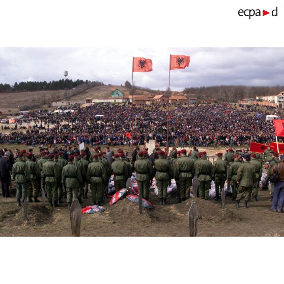 Vue de la commémoration avec la foule de Kosovars et les rangs de militaires de la sécurité civile kosovare (KPC).