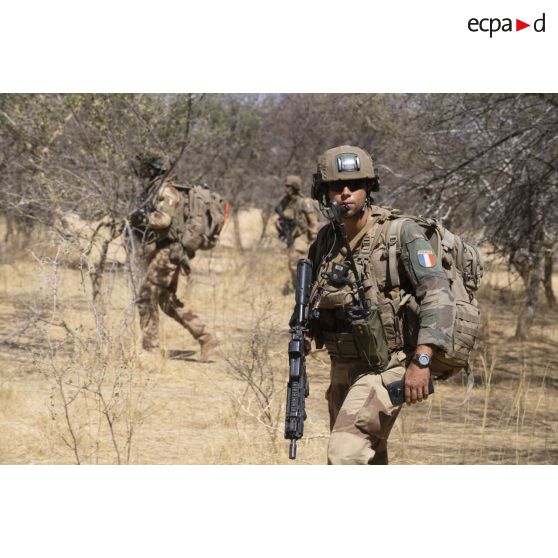 Des soldats du 16e bataillon de chasseurs (16e BCh) ratissent un ouadi dans le gourma malien.