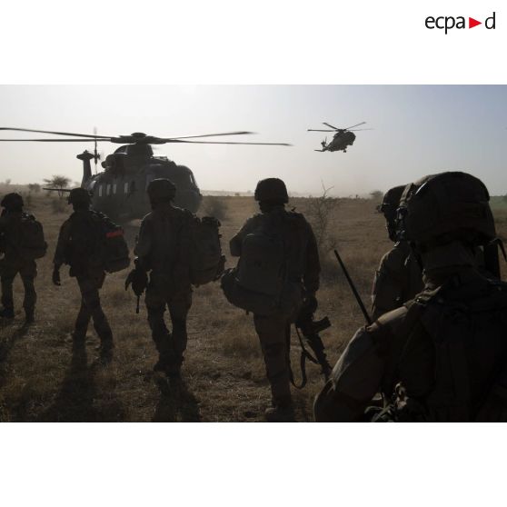 Des hélicoptères Merlin EH101 danois récupèrent des soldats du 16e bataillon de chasseurs (16e BCh) dans le Gourma malien.