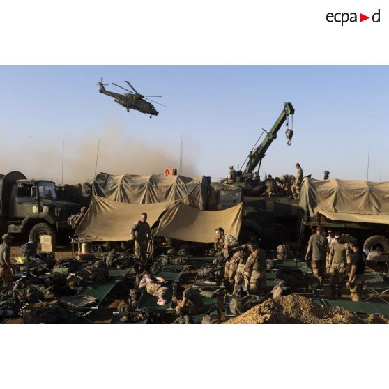 Des soldats bivouaquent sur l'emplacement du train de combat n°2 (TC-2) dans le gourma malien.