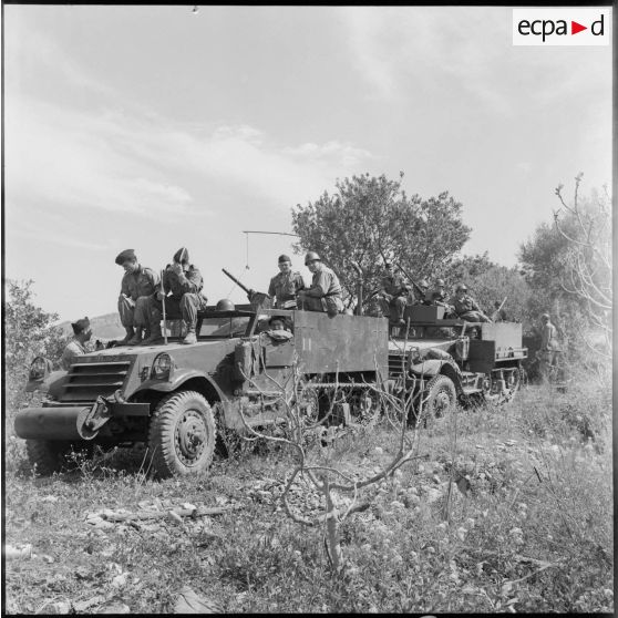 Des véhicules du 12e régiment de dragons (RD) au cours d'une halte, secteur de Dublineau.