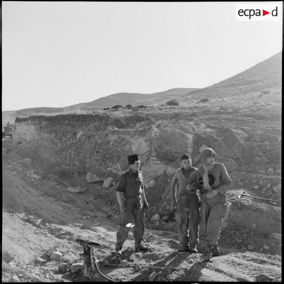 Percement d'une piste par le Génie dans le secteur d'Oran.