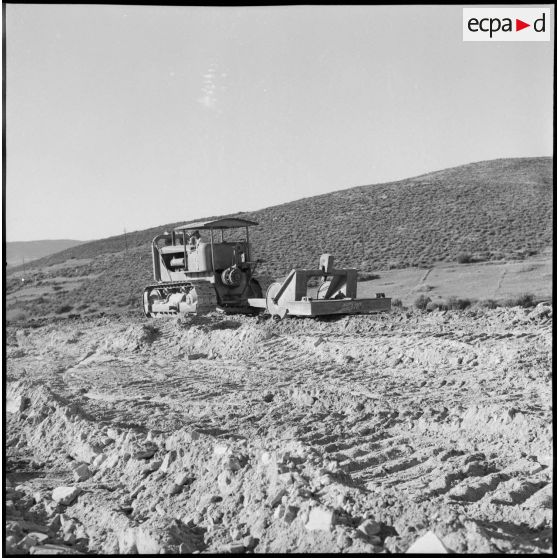 Engin de terrassement dans le secteur d'Oran.