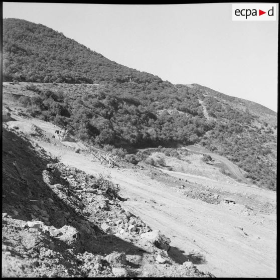 Percement d'une piste par le Génie dans le secteur d'Oran.