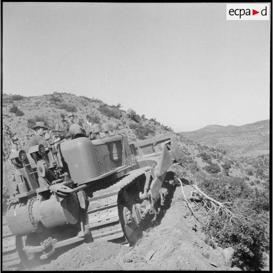 Engin de terrassement dans  le secteur d'Oran.