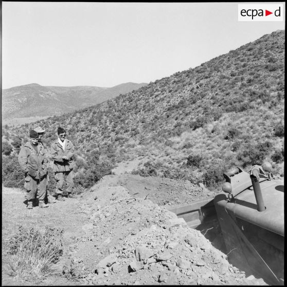 Engin de terrassement dans  le secteur d'Oran.