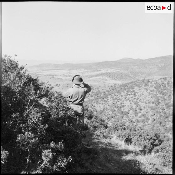 Observation à la jumelle dans le secteur d'Oran.