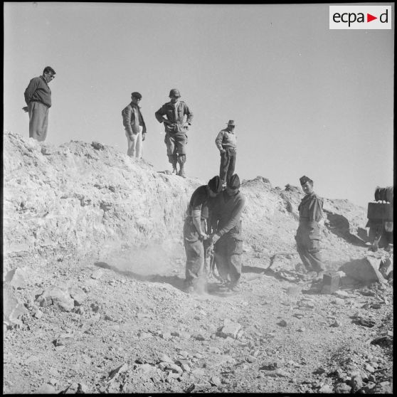 Percement d'une piste par le Génie dans le secteur d'Oran.