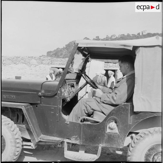 Un conducteur de jeep du Génie de la marine.