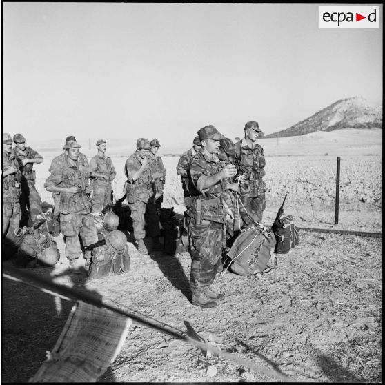 Le capitaine Gildas Lebeurier, originaire de Morlaix (Finistère), inspecte le 1er commando du 2e RPC (régiment de parachutistes coloniaux) au camp X (Chypre).