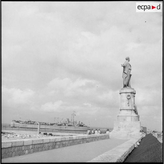 La statue de Ferdinand de Lesseps à l'entrée du canal de Suez.