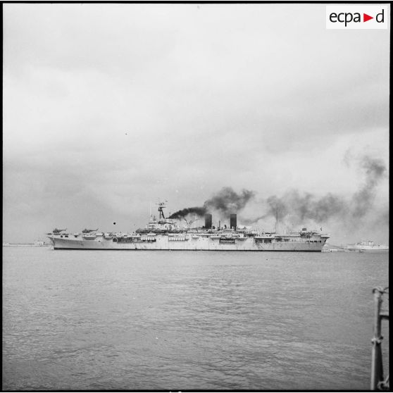 Le porte-hélicoptères britannique "Ocean" au large de Port-Saïd.