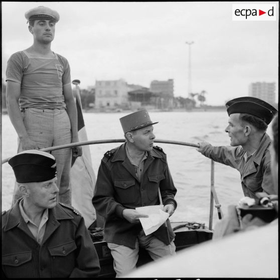 Le général de division Beaufre se rend au PC du général Massu à Port- Fouad.