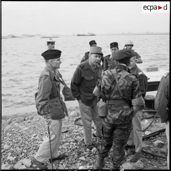 Le général de division Beaufre s'entretient avec le général de brigade Massu (de dos au premier plan), à Port-Fouad.