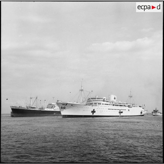 Le navire-hôpital La Marseillaise au large de Port-Saïd.