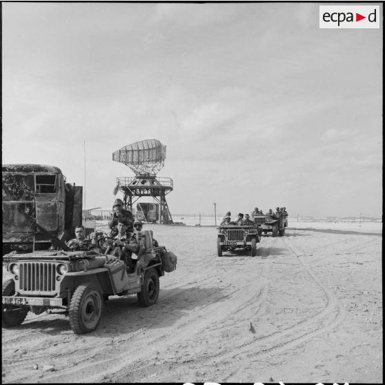 L'escadron du 2e RPC effectue une reconnaissance armée en jeep à l'est de Port-Fouad, le long de la côte.