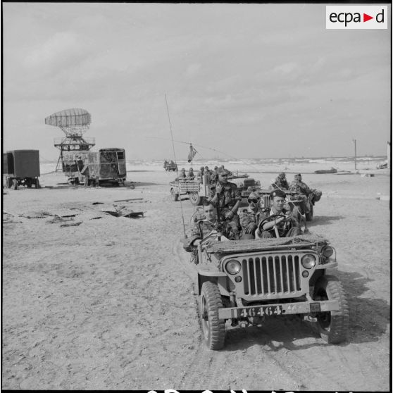 L'escadron du 2e RPC effectue une reconnaissance armée en jeep à l'est de Port-Fouad, le long de la côte.