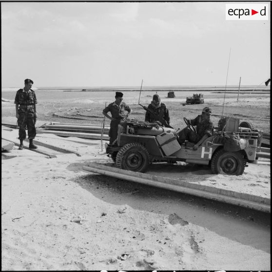 L'escadron du 2e RPC (régiment de parachutistes coloniaux) effectue une reconnaissance armée en jeep à l'est de Port-Fouad, le long de la côte