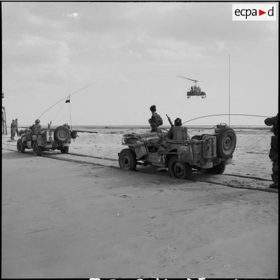 L'escadron du 2e RPC (régiment de parachutistes coloniaux) effectue une reconnaissance armée en jeep à l'est de Port-Fouad, le long de la côte