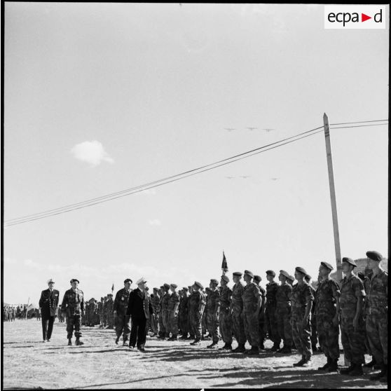 Le vice-amiral d'escadre Barjot passe les parachutistes en revue lors d'une cérémonie du 11 novembre au camp X (Chypre).