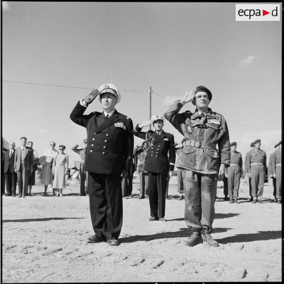 Le vice-amiral d'escadre Barjot et le général Gilles saluent les couleurs lors d'une cérémonie du 11 novembre au camp X (Chypre).