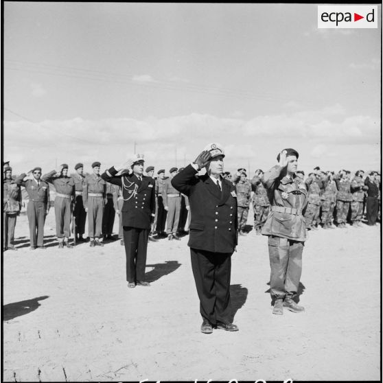 Le vice-amiral d'escadre Barjot et le général Gilles saluent les couleurs lors d'une cérémonie du 11 novembre au camp X (Chypre).