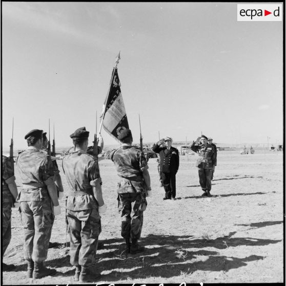 Le vice-amiral d'escadre Barjot et le général Gilles saluent le drapeau du 1er RCP lors d'une cérémonie du 11 novembre au camp X (Chypre).