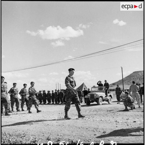 Le défilé des parachutistes devant les autorités lors d'une cérémonie du 11 novembre au camp X (Chypre).